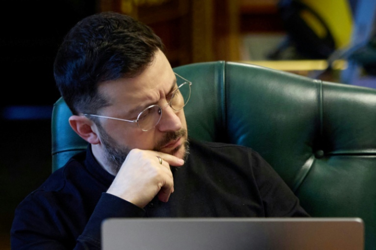 Le président ukrainien Volodymyr Zelensky lors d'un échange téléphonique, dans son bureau à Kiev, le 21 novembre 2025  ( UKRAINIAN PRESIDENTIAL PRESS SERVICE / Handout )