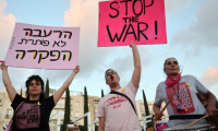 Des manifestants à Tel-Aviv appellent à l'arrêt de la guerre à Gaza et à la libération des otages israéliens, lors d'un rassemblement antigouvernemental, le 31 juillet 2025 ( AFP / Jack GUEZ )