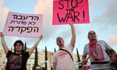 Des manifestants à Tel-Aviv appellent à l'arrêt de la guerre à Gaza et à la libération des otages israéliens, lors d'un rassemblement antigouvernemental, le 31 juillet 2025 ( AFP / Jack GUEZ )
