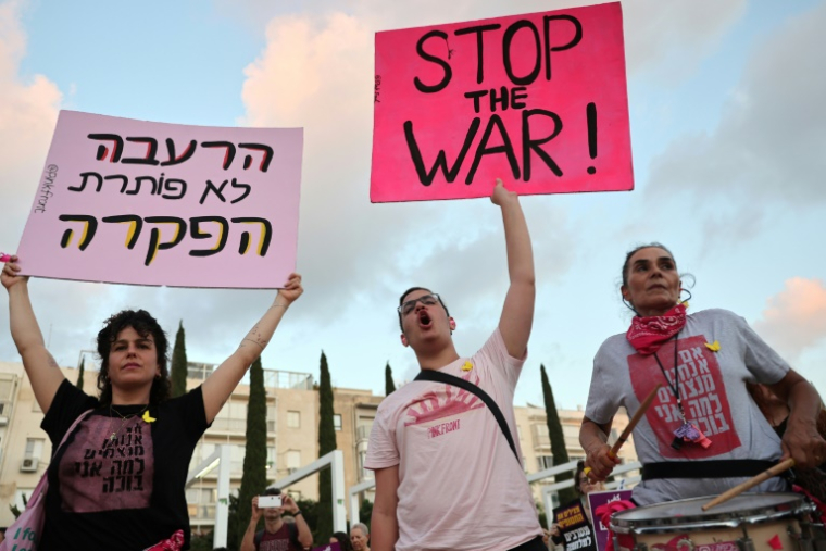 Des manifestants à Tel-Aviv appellent à l'arrêt de la guerre à Gaza et à la libération des otages israéliens, lors d'un rassemblement antigouvernemental, le 31 juillet 2025 ( AFP / Jack GUEZ )