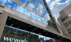 Photo d'archives: Le logo de WeWork est visible dans la fenêtre d'un immeuble de bureaux à Londres