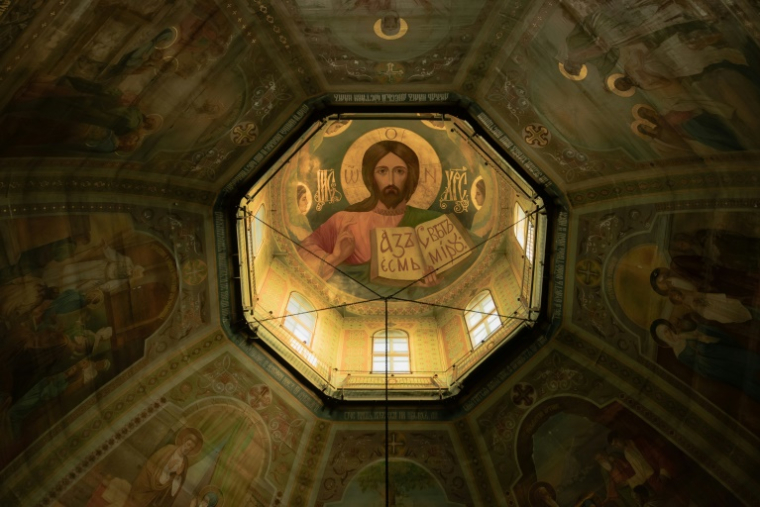 Le plafond de la cathédrale de la Sainte-Trinité de l'Église orthodoxe ukrainienne, relevant du Patriarcat de Moscou, à Kramatorsk, le 16 juillet 2025 ( AFP / Roman PILIPEY )