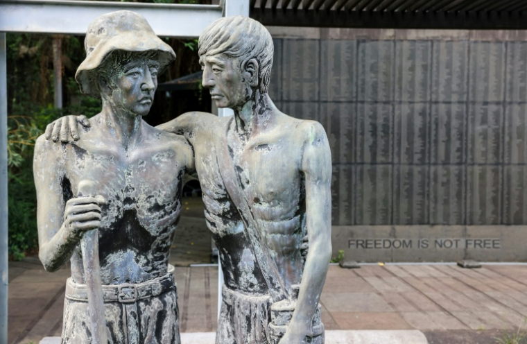 Une statue représentant deux prisonniers de guerre des Japonais au mémorial de Jinguashi à Taïwan, le 31 juillet 2025 ( AFP / I-Hwa Cheng )