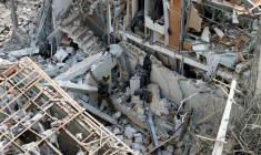 Sur les décombres laissés par un tir de missile iranien dans un quartier résidentiel de Ramat Aviv, près de Tel Aviv, le 22 juin 2025 ( AFP / Jack GUEZ )