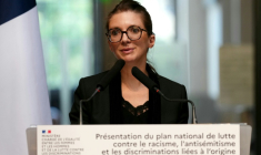 Aurore Bergé, ministre déléguée à la lutte contre les discriminations, lors de la présentation du nouveau plan national de lutte contre le racisme, l'antisémitisme et les discriminations fondées sur l'origine, le 6 juillet 2026 à Paris ( AFP / Dimitar DILKOFF )