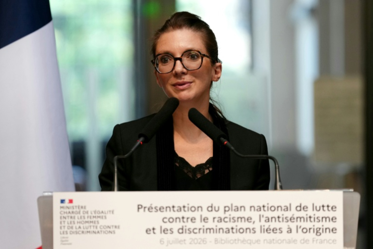 Aurore Bergé, ministre déléguée à la lutte contre les discriminations, lors de la présentation du nouveau plan national de lutte contre le racisme, l'antisémitisme et les discriminations fondées sur l'origine, le 6 juillet 2026 à Paris ( AFP / Dimitar DILKOFF )