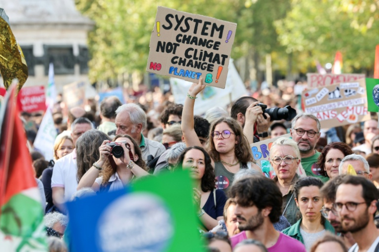 Rassemblement à Paris pour le climat, le 26 septembre 2026 ( AFP / MEHDI FEDOUACH )