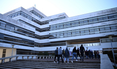 Paris-Saclay est 15e dans le dernier classement de Shanghai des universités. C'est le premier établissement européen de la liste.  ( AFP / ANNE-CHRISTINE POUJOULAT )