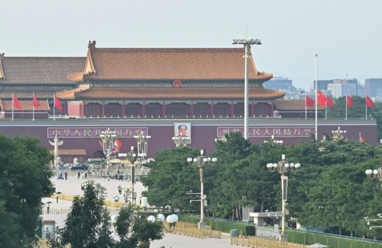Les drapeaux chinois (d) en berne sur la place Tiananmen, à Pékin, le 18 août 2026, pour honorer la mémoire de l'ancien Premier ministre chinois Zhu Rongji ( AFP / ADEK BERRY )