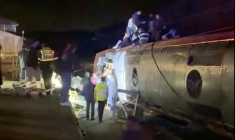 Cette capture vidéo tirée d'images publiées sur les réseaux sociaux et vérifiées par les équipes d'AFPTV à Madrid montre les secours à l'œuvre après un accident ferroviaire à Adamuz, dans le sud de l'Espagne, le 18 janvier 2026 ( @eleanorinthesky (via X) / -UGC )