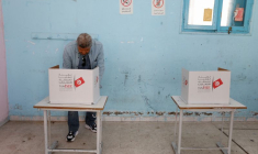 Un homme vote dans un bureau de vote lors des élections législatives à Tunis, en Tunisie