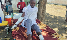 Abkar Mohamed Haron, 38 ans, blessé lors d'une frappe égyptienne sur une mine d'or, reçoit des soins médicaux dans l'est du Soudan le 16 octobre 2026 ( AFP / - )