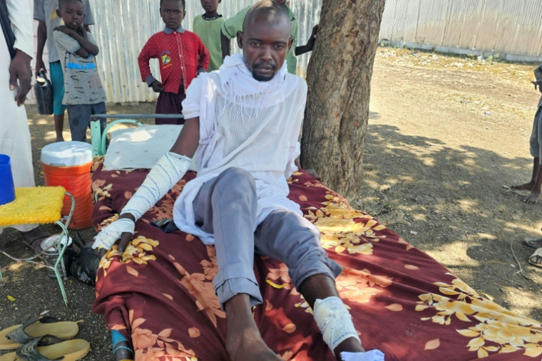 Un homme blessé blessé lors de frappes aériennes sur une mine d’or située à la frontière entre le Soudan et l’Égypte, le 11 octobre, reçoit des soins à Wad al-Hulaywah, dans l’État de Kassala, le 16 octobre 2026 au Soudan ( AFP / - )