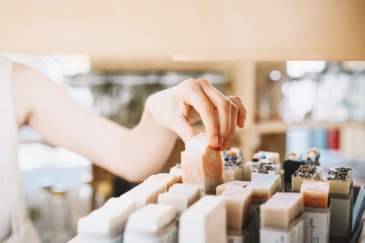(Avez-vous deviné quelles enseignes françaises de cosmétiques naturelles connaissaient un succès grandissant ? - Crédit photo : Adobe Stock)