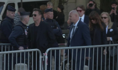 Obsèques de Nathalie Baye: le cercueil et les proches arrivent à l'église