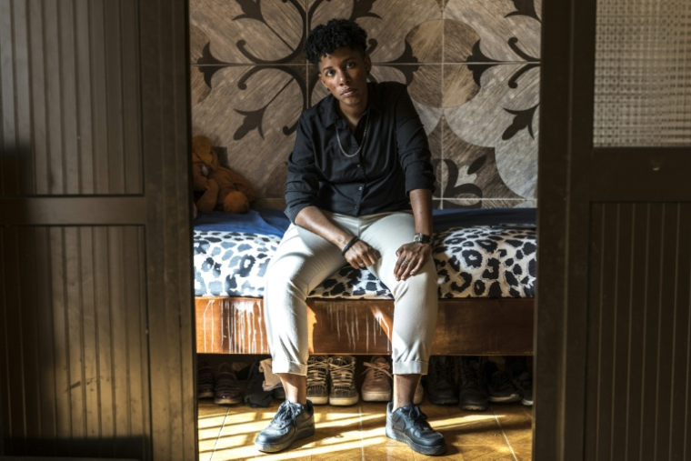Janette de Graça, engagée dans un travail de sensibilisation sur les droits des personnes LGBT+, dans son appartement à Mindelo au Cap-Vert, le 30 mai 2026  ( AFP / PATRICK MEINHARDT )