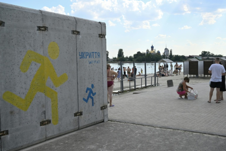 Un abri près de la plage du lac Sloviansk, dans la région de Donetsk, le 6 août 2025 ( AFP / Genya SAVILOV )