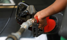 Une personne fait le plein d'essence