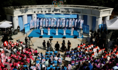 Réunion électorale à Hong Kong le 15 novembre 2025 ( AFP / Tommy WANG )