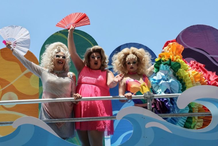 Des participants à la marche des fiertés à Tel-Aviv le 12 juin 2026 ( AFP / Jack GUEZ )