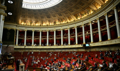 Des députés assistent à un discours du Premier ministre Sébastien Lecornu, à l'Assemblée nationale à Paris le 10 décembre 2025 ( AFP / JULIEN DE ROSA )