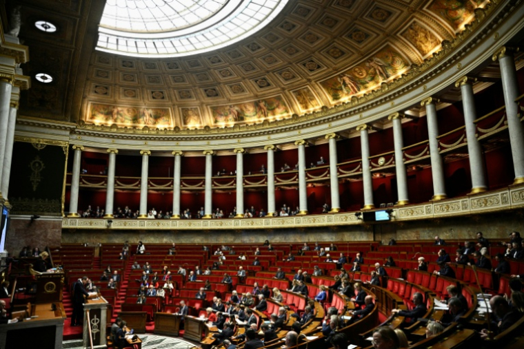 Des députés assistent à un discours du Premier ministre Sébastien Lecornu, à l'Assemblée nationale à Paris le 10 décembre 2025 ( AFP / JULIEN DE ROSA )