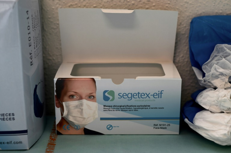 Si les masques ont en particulier manqué aux soignants du milieu libéral en mars 2020, cela résultait par exemple d'un "choix" gouvernemental de "prioriser les services hospitaliers" et non une "abstention d'agir" ( AFP / Philippe LOPEZ )