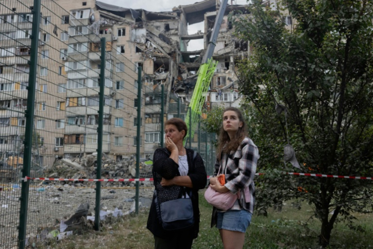 Des habitantes de Kiev constatent les dégâts après des frappes russes sur la capitale ukrainienne, le 6 juillet 2026 ( AFP / Tetiana DZHAFAROVA )