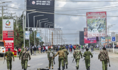 La police anti-émeute kényane avance vers une foule de manifestants à Kitengela (Kenya), le 18 mai 2026 ( AFP / Tony KARUMBA )