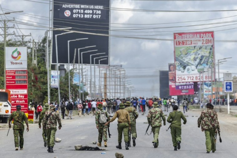 La police anti-émeute kényane avance vers une foule de manifestants à Kitengela (Kenya), le 18 mai 2026 ( AFP / Tony KARUMBA )