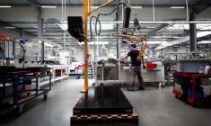 Ligne de production de panneaux solaires à l'usine Systovi à Carquefou près de Nantes