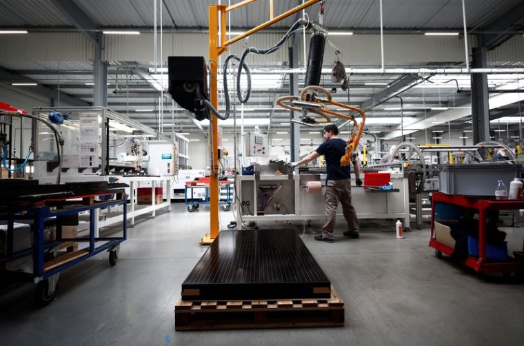 Ligne de production de panneaux solaires à l'usine Systovi à Carquefou près de Nantes
