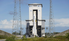 Le lanceur lourd européen Ariane 6 sur son pas de tir du centre spatial de Kourou en Guyane française, le 4 novembre 2025, peu avant son décollage  ( AFP / Ronan LIETAR )