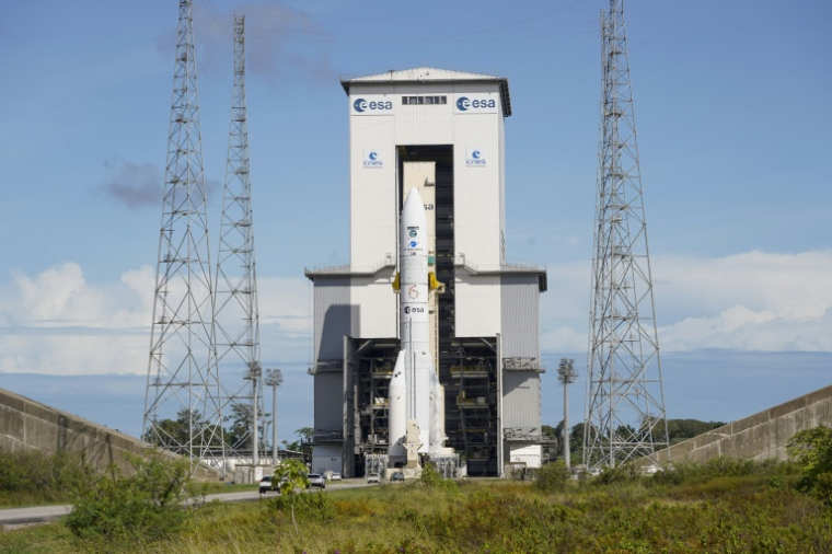 Le lanceur lourd européen Ariane 6 sur son pas de tir du centre spatial de Kourou en Guyane française, le 4 novembre 2025, peu avant son décollage  ( AFP / Ronan LIETAR )