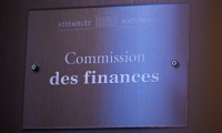 La plaque de la Commission des Finances avant une séance d'examen du projet de loi de finances pour 2026, à l'Assemblée nationale à Paris, le 20 octobre 2025 ( AFP / JULIEN DE ROSA )