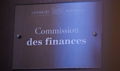 La plaque de la Commission des Finances avant une séance d'examen du projet de loi de finances pour 2026, à l'Assemblée nationale à Paris, le 20 octobre 2025 ( AFP / JULIEN DE ROSA )