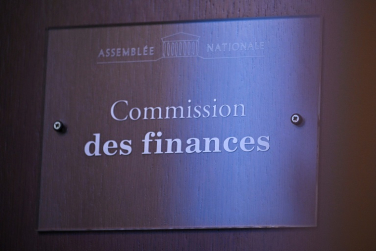 La plaque de la Commission des Finances avant une séance d'examen du projet de loi de finances pour 2026, à l'Assemblée nationale à Paris, le 20 octobre 2025 ( AFP / JULIEN DE ROSA )