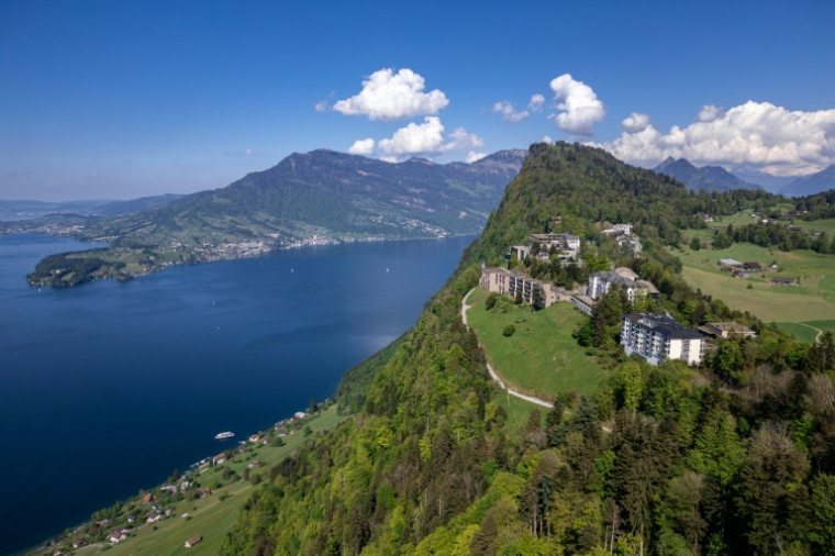 Photo aérienne prise le 10 mai 2024 de l'hôtel de luxe du Bürgenstock, où doit être signé l'accord Iran/Etats-Unis  ( AFP / Fabrice COFFRINI )