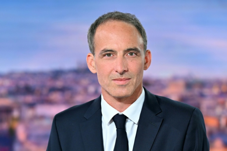 Le leader de Place publique Raphaël Glucksmann sur TF1 le 23 août 2026, à Boulogne-Billancourt, dans les Hauts-de-Seine ( AFP / Julie SEBADELHA )