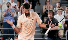 Le bonheur du Serbe Novak Djokovic après sa victoire sur le Français Giovanni Mpetshi Perricard au 1er tour de Roland-Garros le 24 mai 2026 à Paris ( AFP / Thomas SAMSON )