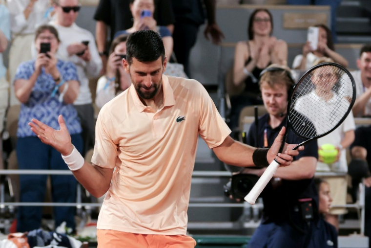 Le bonheur du Serbe Novak Djokovic après sa victoire sur le Français Giovanni Mpetshi Perricard au 1er tour de Roland-Garros le 24 mai 2026 à Paris ( AFP / Thomas SAMSON )