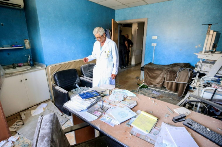 Un médecin évalue les dégâts dans son bureau d'un hôpital près du site d'une frappe aérienne israélienne à Tyr, dans le sud du Liban, le 2 juin 2026 ( AFP / - )