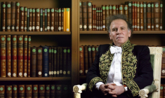 L'écrivain et académicien Angleo Rinaldi à la bibliothèque de l'Institut de France, le 4 décembre 2003 à Paris ( AFP / JEAN-PIERRE MULLER )