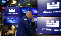 Un opérateur à la Bourse de New York, le 15 avril 2025. ( AFP / TIMOTHY A. CLARY )