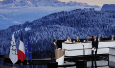 Martin Fourcade prononce un discours lors de la session du CIO pour les annonces 2030 et 2034