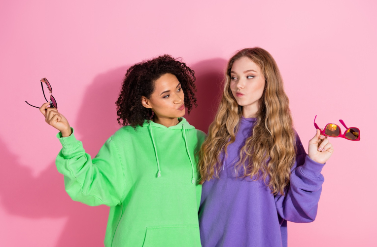 Une simple traversée de campus à la rentrée permet de constater une grande diversité d'allures : de la couleur des cheveux à celle des abayas, de la longueur des faux ongles à celle des jupes, du look hippie à celui du punk, en passant par le costard-cravate vintage, des corps hors norme assumés aux extravagances admirées, c'est un défilé multiculturel. (crédit : Adobe Stock)