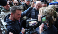 Tommy Robinson, Stephen Yaxley-Lennon de son vrai nom (G), face à des journalistes devant le tribunal de Westminster après avoir été relaxé à Londres le 4 novembre 2025 ( AFP / Adrian DENNIS )