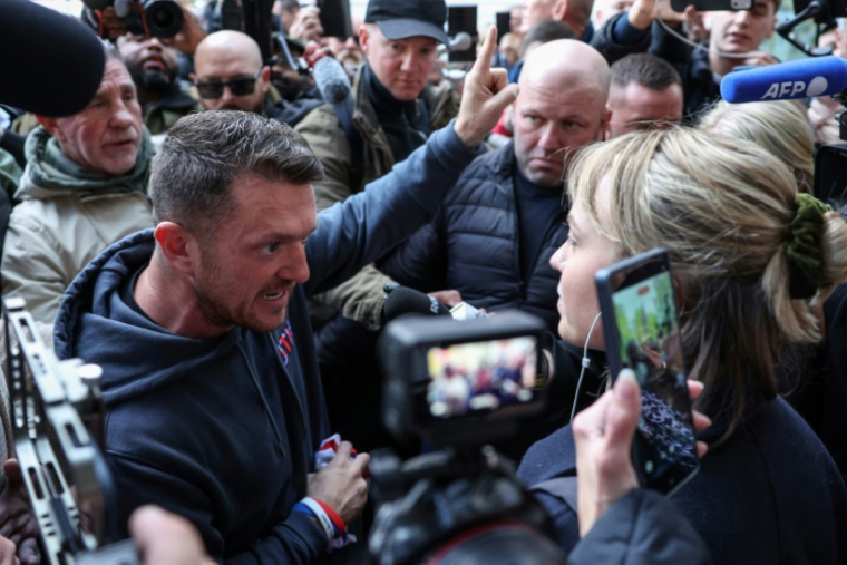 Tommy Robinson, Stephen Yaxley-Lennon de son vrai nom (G), face à des journalistes devant le tribunal de Westminster après avoir été relaxé à Londres le 4 novembre 2025 ( AFP / Adrian DENNIS )