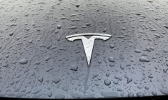 Des gouttes de pluie sur une voiture Tesla à Oslo, Norvège