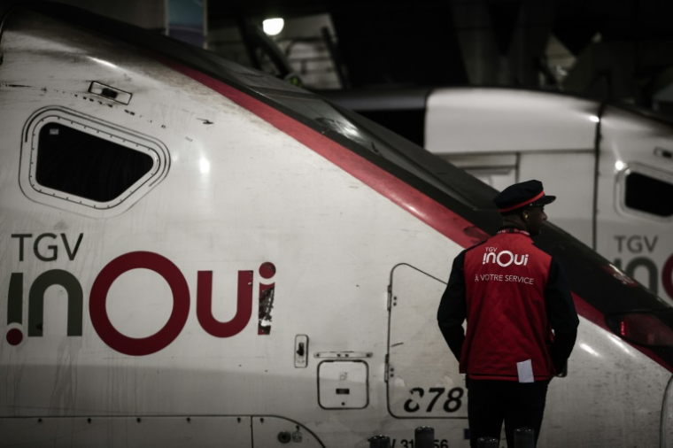Un agent de la SNCF devant un TGV, le 6 mai 2025 à la gare Montparnasse, à Paris ( AFP / Thibaud MORITZ )